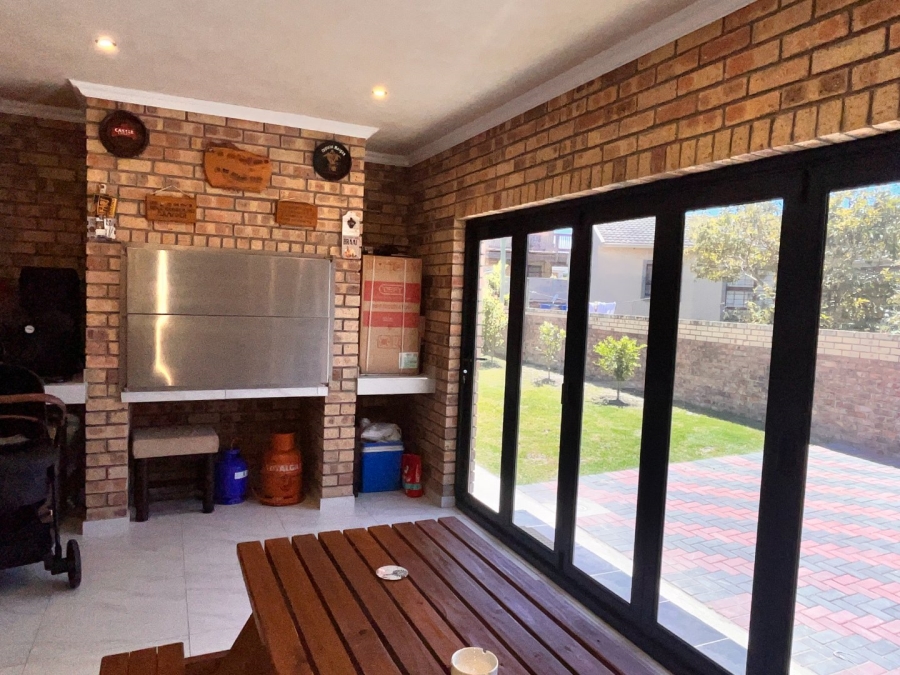 3 Bedroom Property for Sale in Wavecrest Eastern Cape